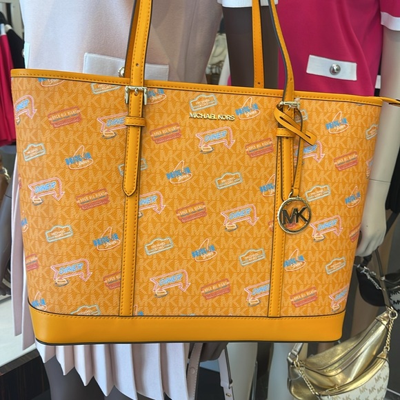 MICHAEL KORS Jet Set Large Printed Signature Logo Shoulder Tote Bag
POP ORANGE - Picture 12 of 16